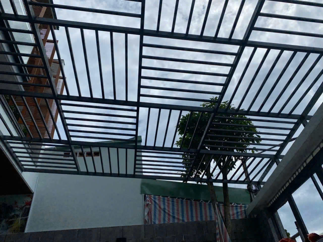 Khung bảo vệ chống trộm cho mái nhựa Poly