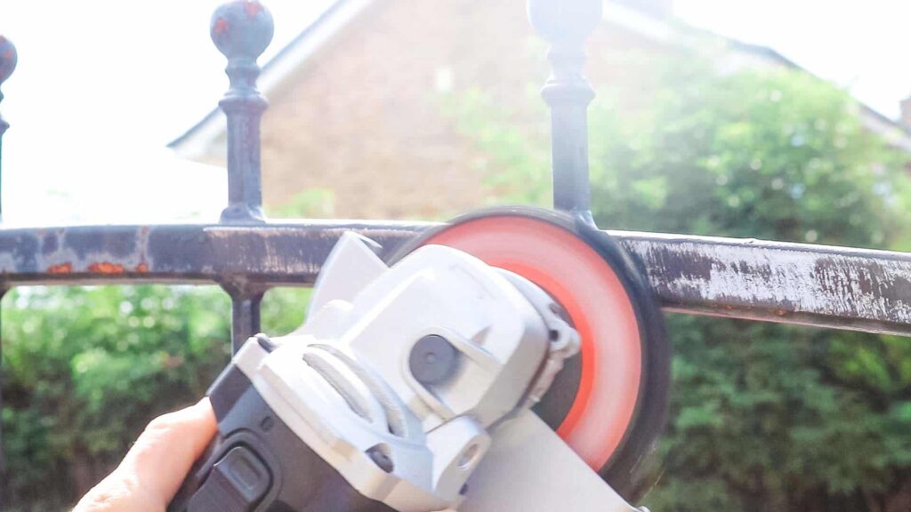 Ưu tiên loại bỏ rỉ sét trên cổng, hàng rào rắt