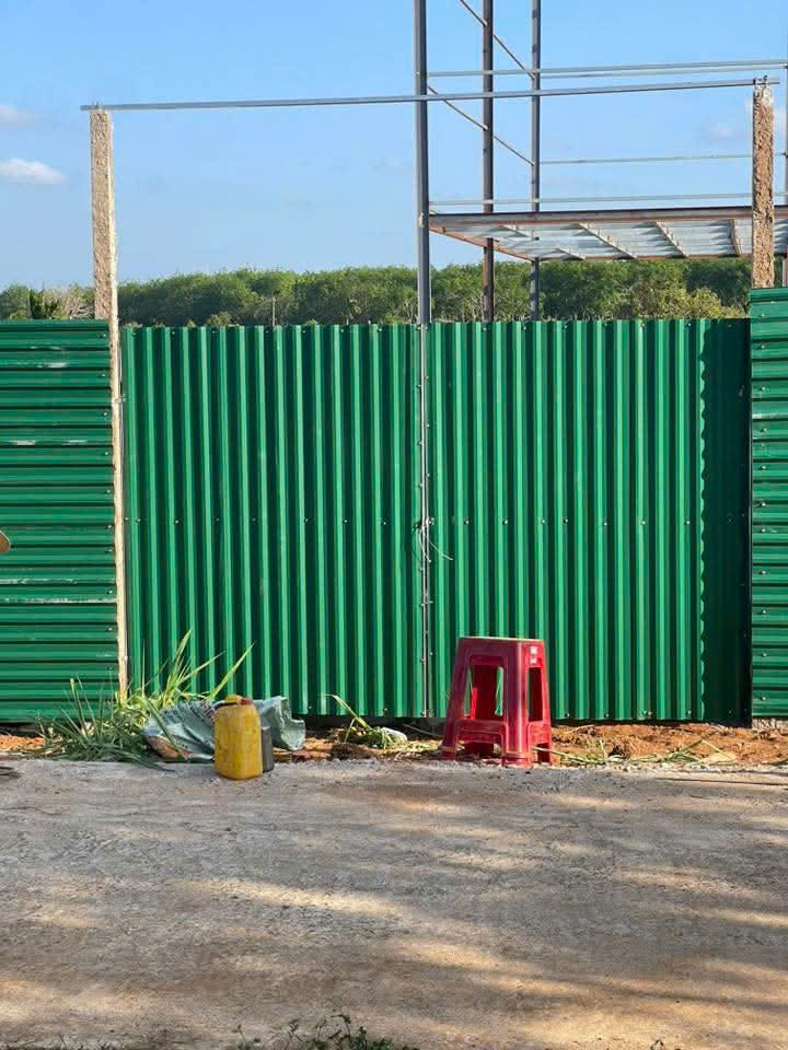 hàng rào tôn buôn hồ