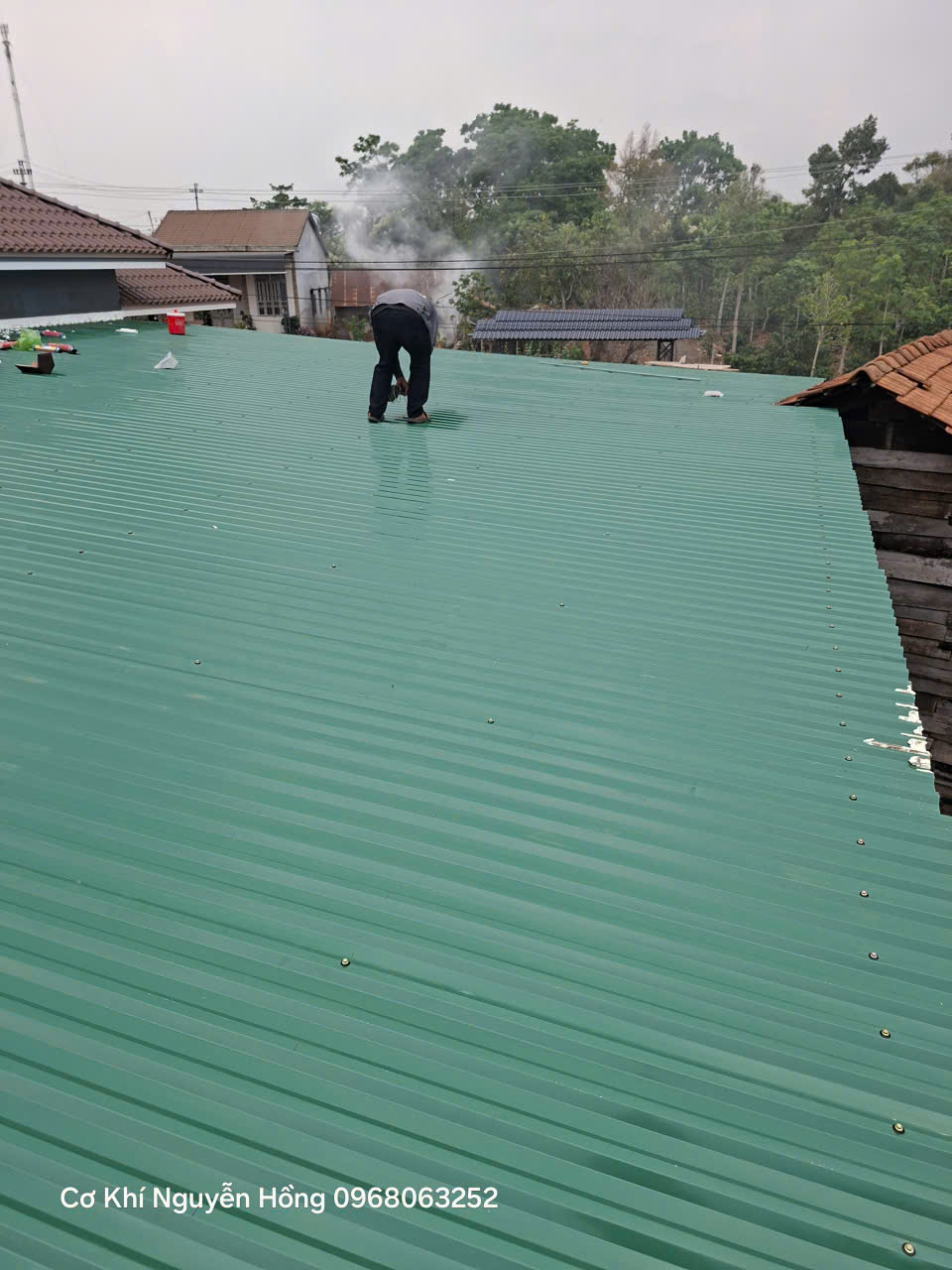 thi công mái tôn chống nống pu 